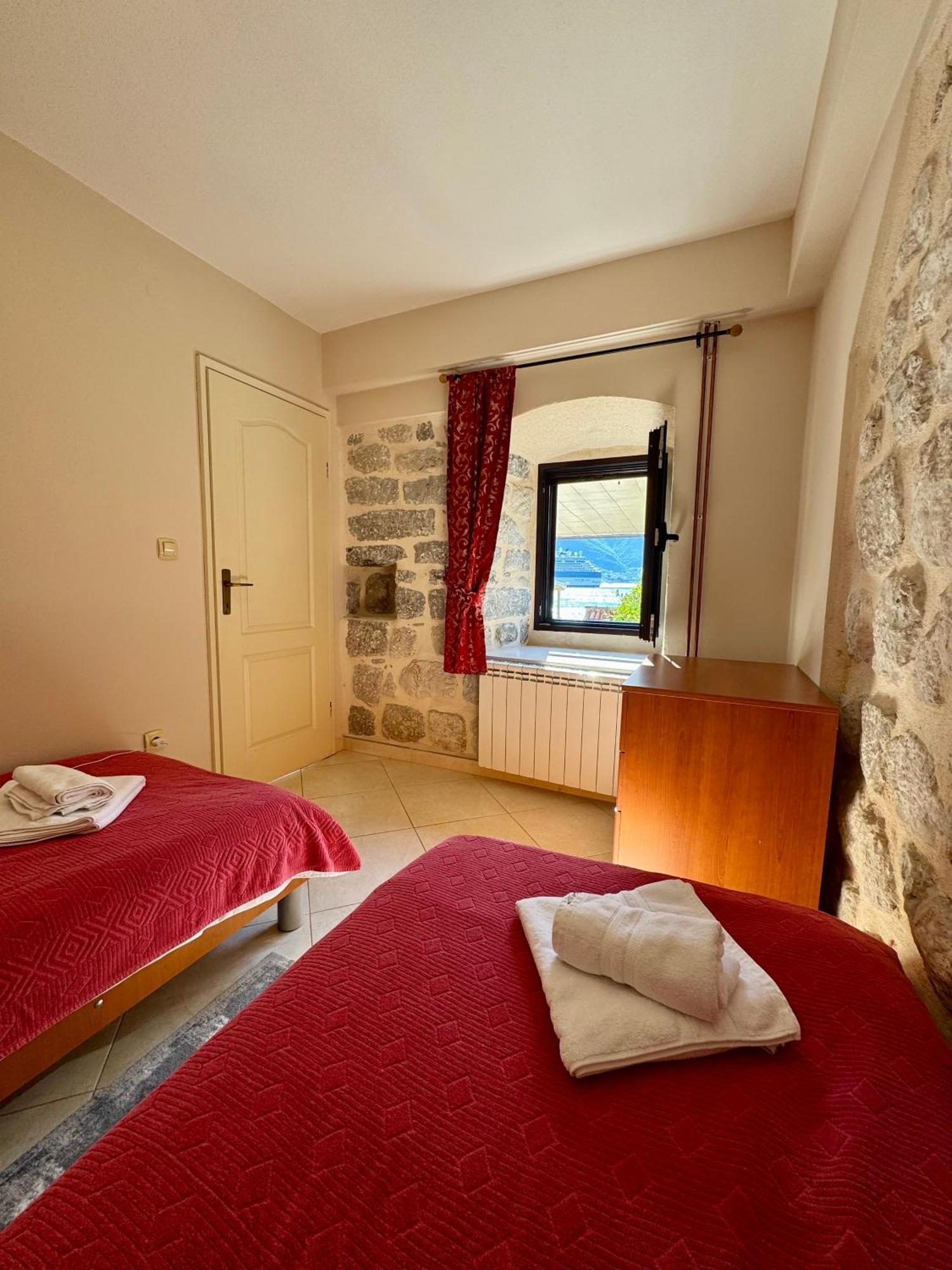 Apartments Radonicic Kotor Bagian luar foto